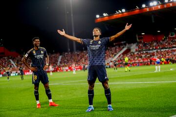 El jugador del Real Madrid, Tchouameni, observa la celebración de Bellingham tras marcar el 0-3 al Girona.