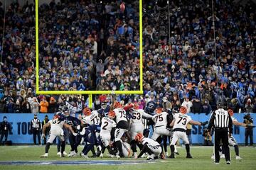 Evan McPherson (2) kicks the Cincinnati Bengals' game-winning field goal against the Tennessee Titans.