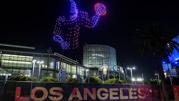 11 February 2022, US, Los Angeles: Five hundred drones form the shape of a football player fly over the Los Angeles Convention Center during the Super Bowl LVI Drone Show Friday night. Photo: Ringo Chiu/ZUMA Press Wire/dpa 11/02/2022 ONLY FOR USE IN SPAI